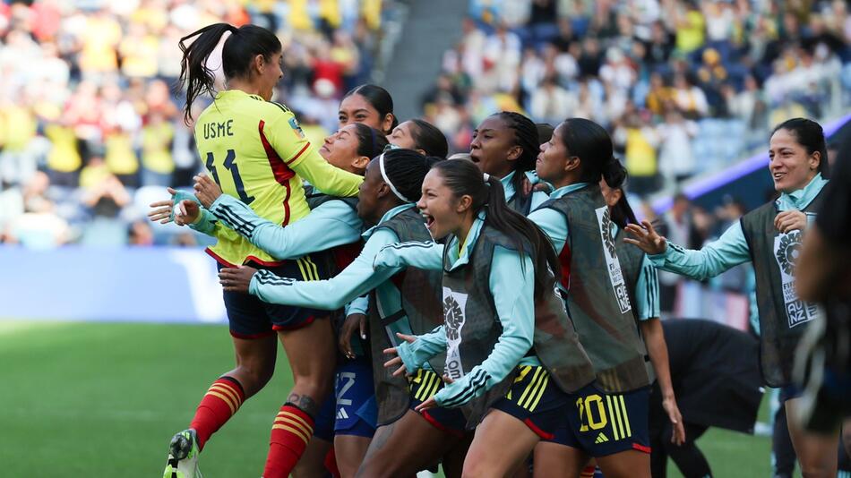 Kolumbiens Spielerinnen feiern Torschützin Catalina Usme