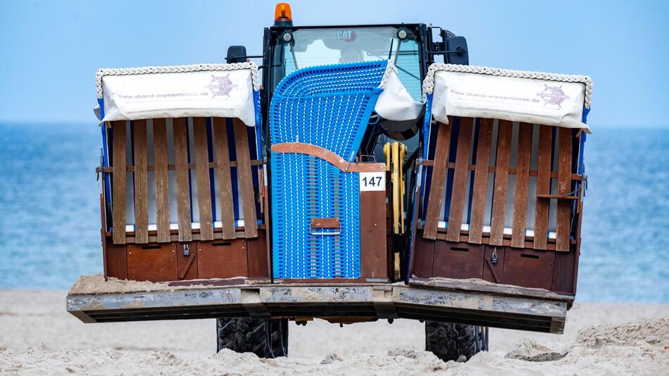 Strandkörbe werden am Strand von Warnemünde abgebaut