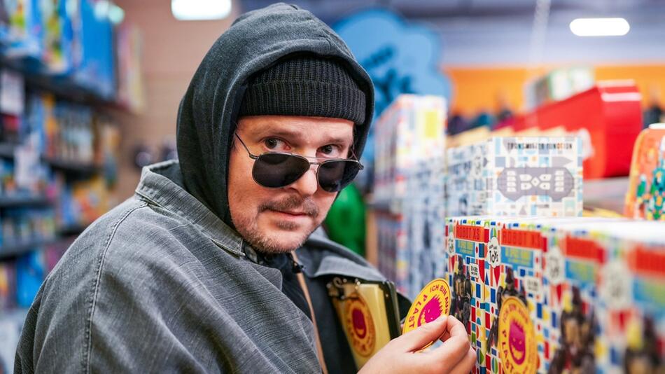 "Eigentlich sollten wir": Stefan Steindl (Thomas Mraz) klebt Plastik-Warnkleber auf ...