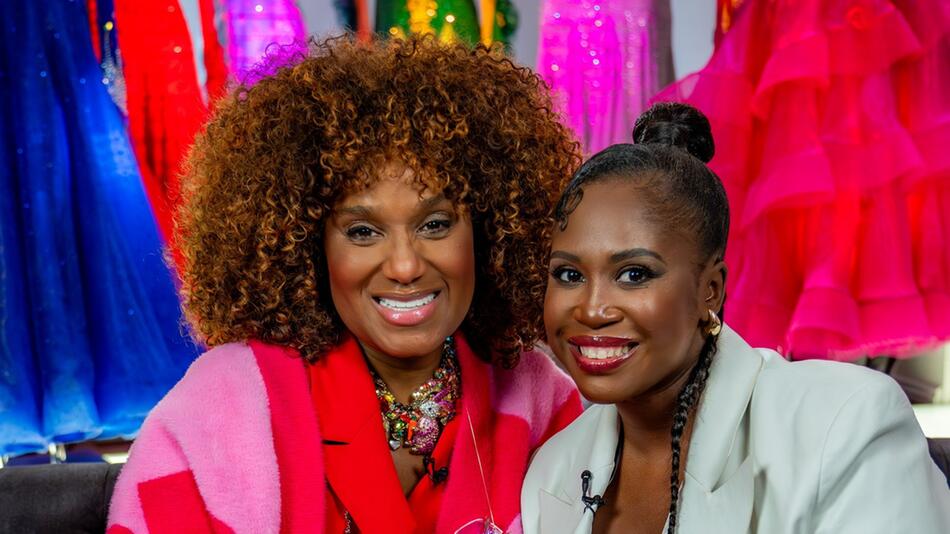 Motsi Mabuse (re.) besucht Daisy Dee in ihrem Styling-Bus.