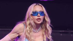 Madonna - hier bei einem früheren Auftritt - eröffnete die MTV VMAs und erhielt dabei prominente ...