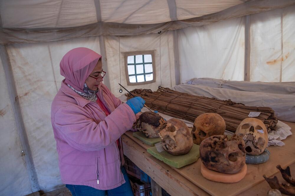 Archäologen entdecken Totentempel und weitere Särge bei Kairo