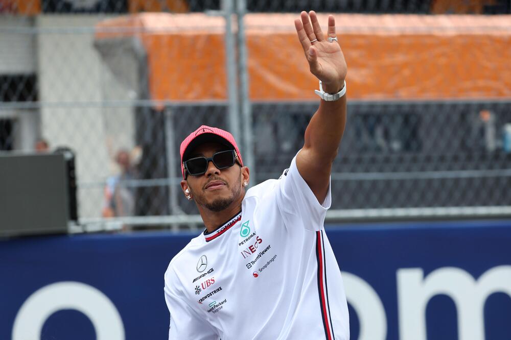 Mercedes-Star Lewis Hamilton winkt am 7. Mai 2023 vor dem Rennen in Miami den Zuschauern
