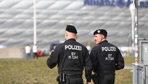 Polizisten sind vor der Allianz Arena im Einsatz anlässlich der Partie Bayern München gegen den BVB