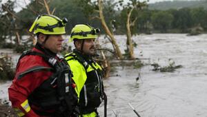Mitarbeiter der Feuerwehr nach Flut in Texas im Einsatz