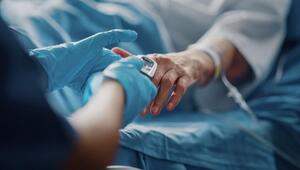 Pflegekraft versorgt einen Patienten