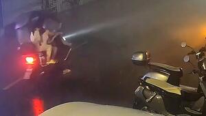 Weggefegt: Heftige Böe wirft Rollerfahrer in China einfach um
