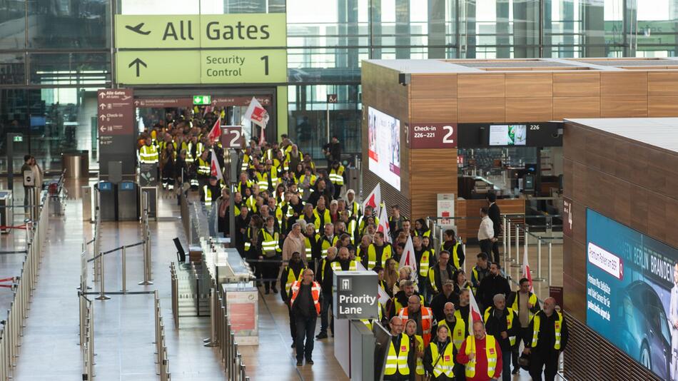 Verdi-Warnstreik an Flughafen Berlin Brandenburg BER im März.