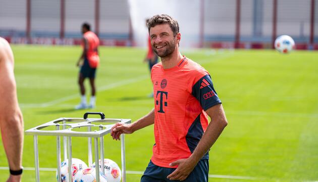 Kurz vor Beginn der neuen Bundesliga-Saison trainiert Thomas Müller weiter beim FC Bayern.