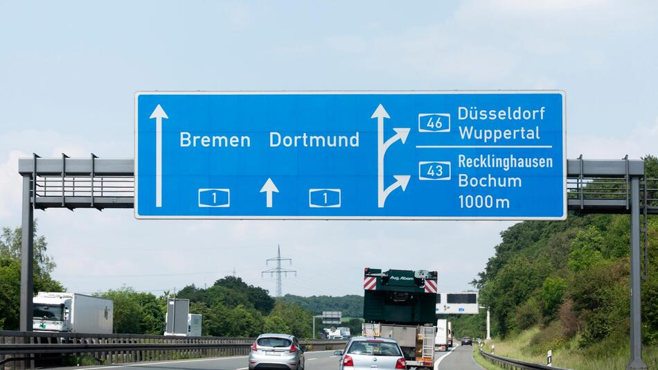 Was bedeutet eigentlich der Querstrich auf Ausfahrtsschildern?