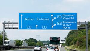 Querstrich auf Autobahnschild