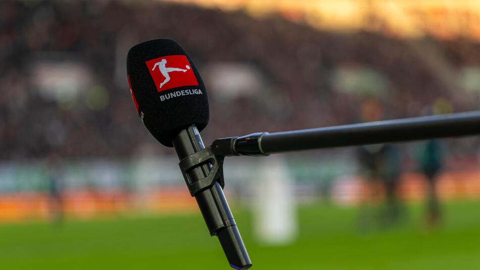 Ein Mikrofon mit dem Logo der DFL im Stadion in Augsburg