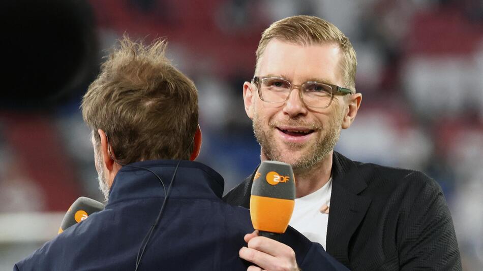 ZDF überrascht Mertesacker zum Abschied mit skurrilem Geschenk
