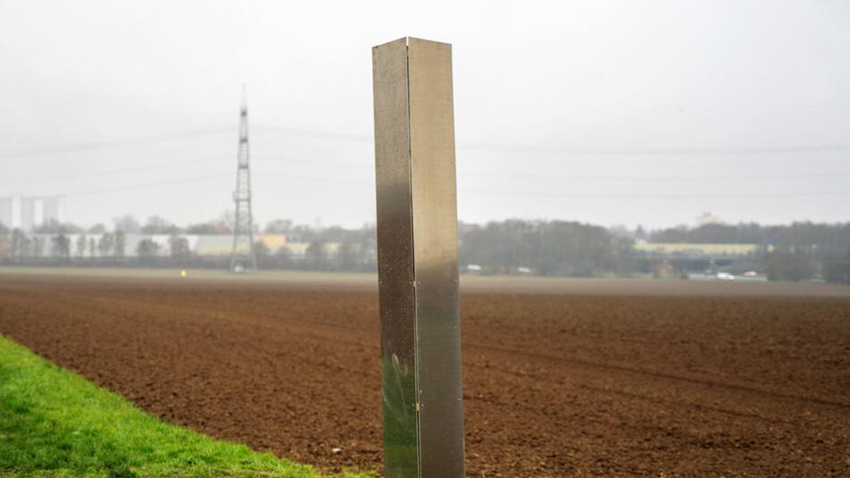 Monolith aus Metall steht auf Feld