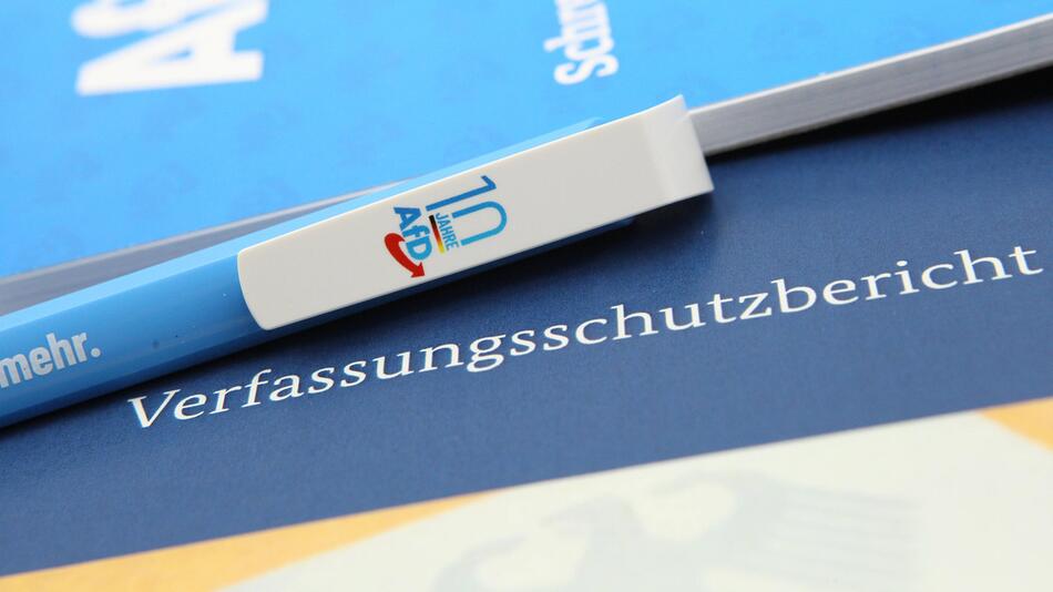 Ein Bleistift der Partei Alternative für Deutschland AfD liegt auf einem Verfassungsschutzbericht