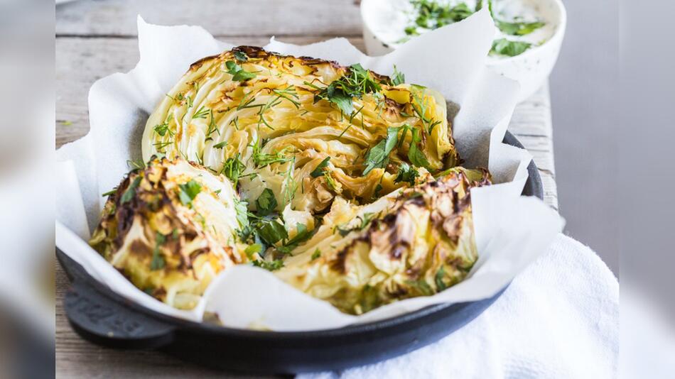 Geröstet und mit einer Sauce serviert, wird der Weißkohl zum Hauptgericht.
