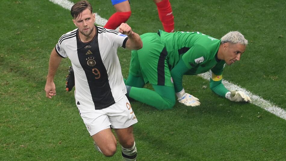 Deutschlands Mittelstürmer Niclas Füllkrug trifft gegen Costa Rica im WM-Gruppenspiel