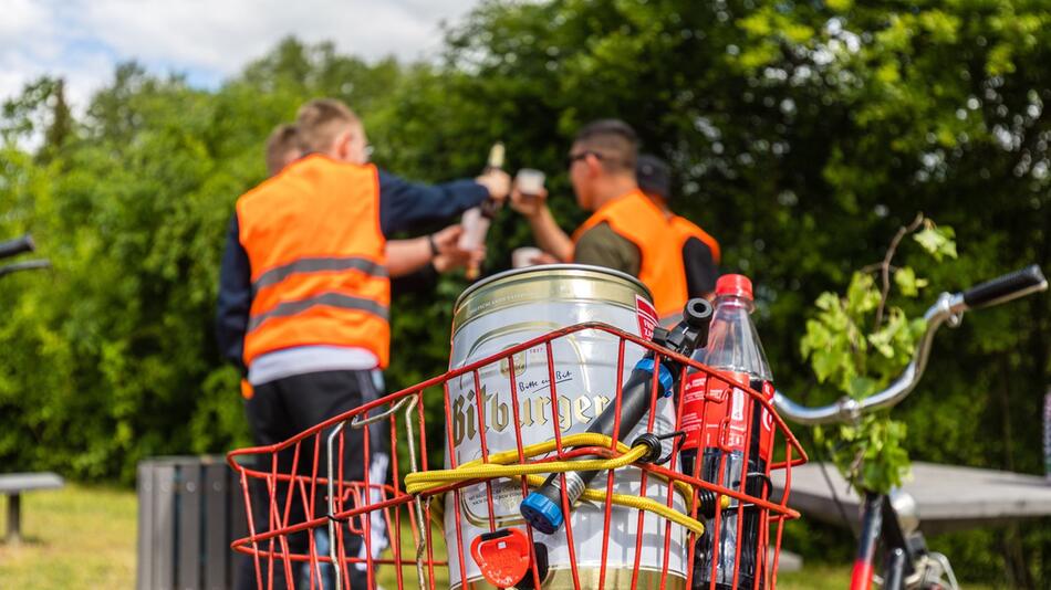 Junge Männer feiern am Himmelfahrtstag in einem Park