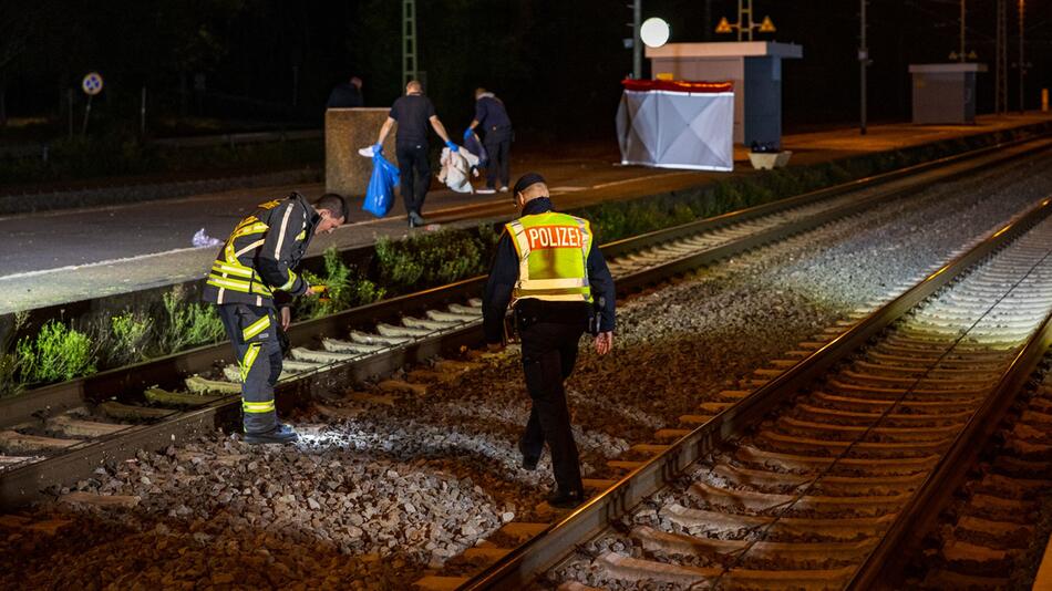 Tödlicher Unfall: Zug erfasst zwei Männer an Bahnhof