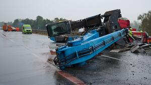 Schwertransporter mit Baukran umgekippt