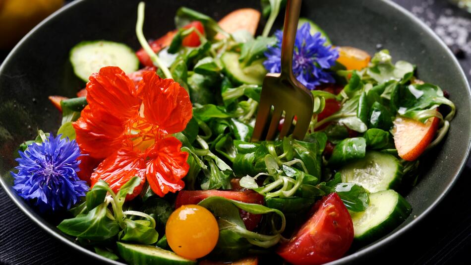 Essbare Blumen und Blüten in einem bunten Salat