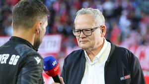 Ulli Potofski in seinem Element: Fast zwei Jahrzehnte war er als Fußballkommentator für Sky im ...