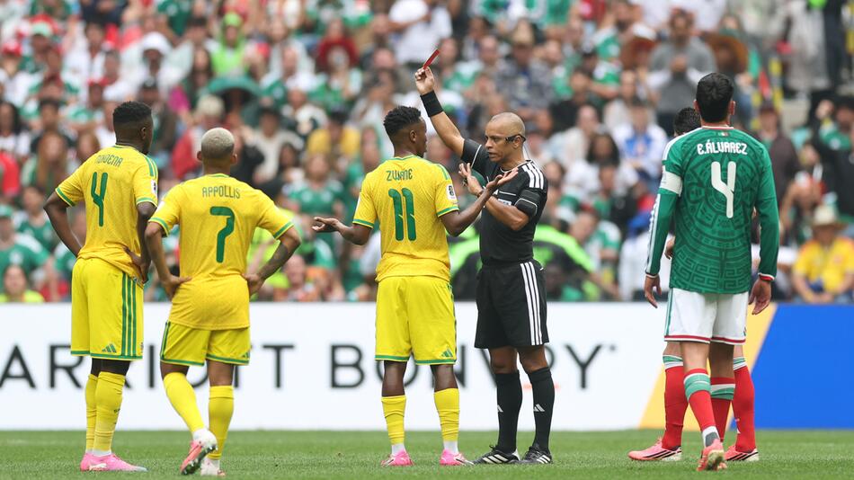 Kartenfest beim Eröffnungsspiel: Auch ein Mexikaner muss jetzt runter
