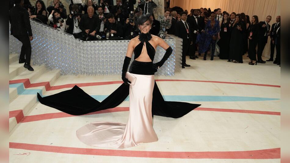 Jennifer Lopez auf der Met Gala 2023, die im Zeichen des verstorbenen Modeschöpfers Karl ...