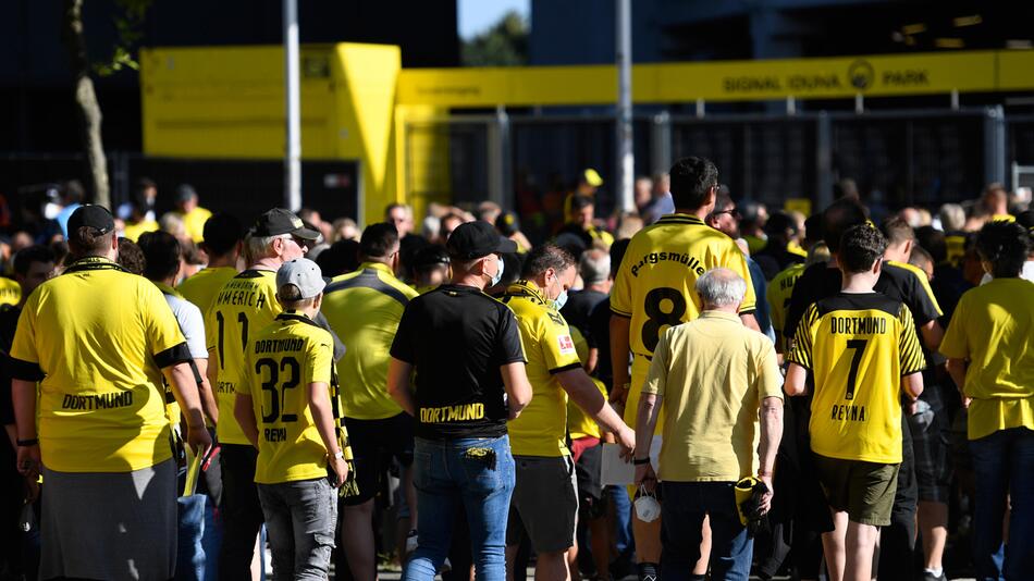 Fans von Borussia Dortmund auf dem Weg ins Stadion