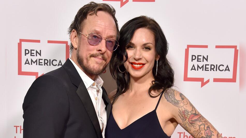 Weezer-Bassist Scott Shriner mit Gattin Lauren.