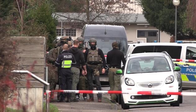 SEK im Einsatz: Hinweise auf bewaffnete Person in Mehrfamilienhaus