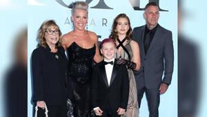 Pink (2. von links) mit Mann, Kindern und Mutter bei den Tony Awards.