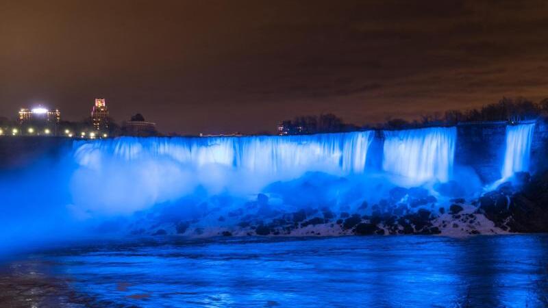 Die Niagarafälle leuchten blau