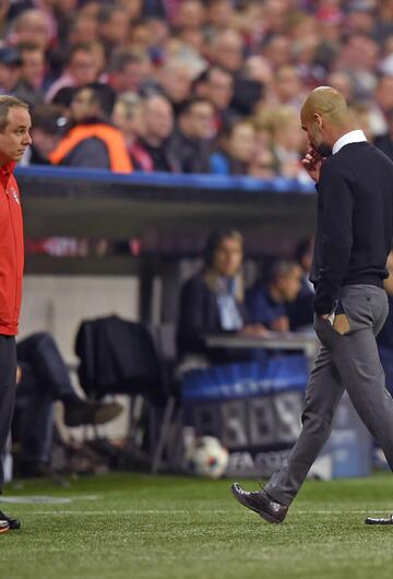 Pep Guardiola mit gerissener Hose.