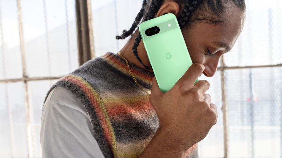 Das Pixel 8a wird, neben drei anderen, in der auffälligen Farbe Aloe angeboten.