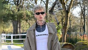 Machine Gun Kelly ließ sich den gesamten Oberkörper schwarz tätowieren - ein sogenanntes ...