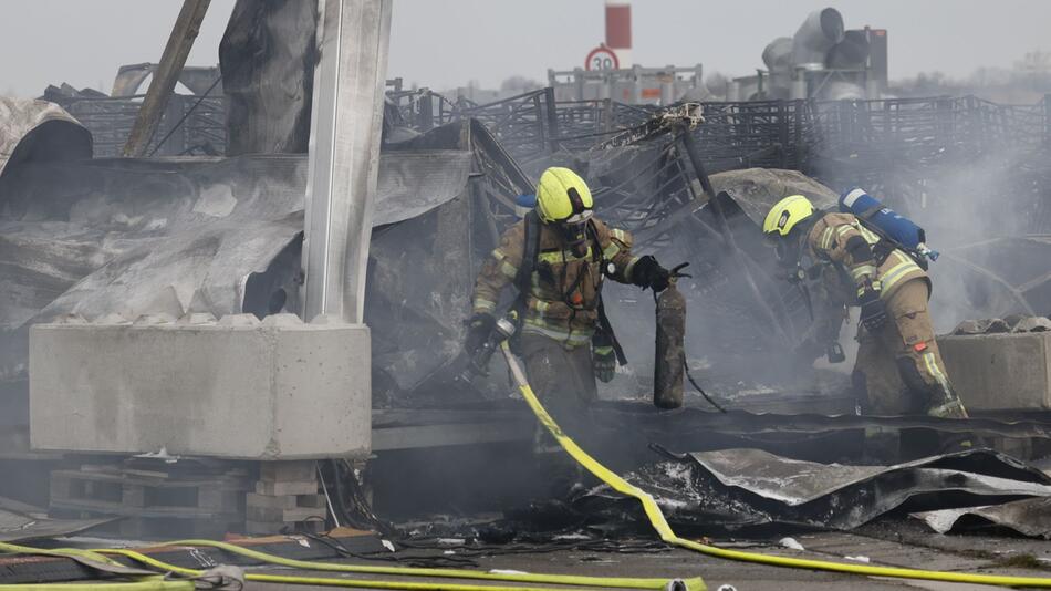 Brand in Flüchtlingsunterkunft am Flughafen Tegel