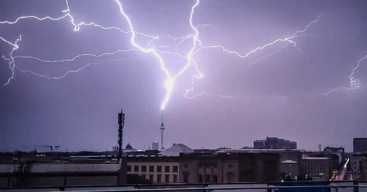 Spektakuläre Aufnahmen: Riesiger Blitz Schlägt In Berliner Fernsehturm ...