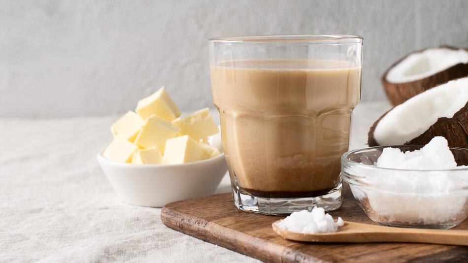 Der Bulletproof Coffee besteht aus Kaffee, Butter und Kokosöl.