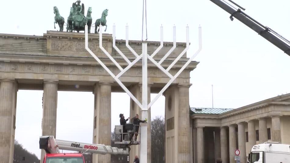 Chanukka-Leuchter am Brandenburger Tor - "Mehr Licht, mehr Freude, mehr Miteinander!"