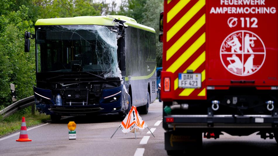 Schulkind stirbt nach Zusammenstoß zweier Busse