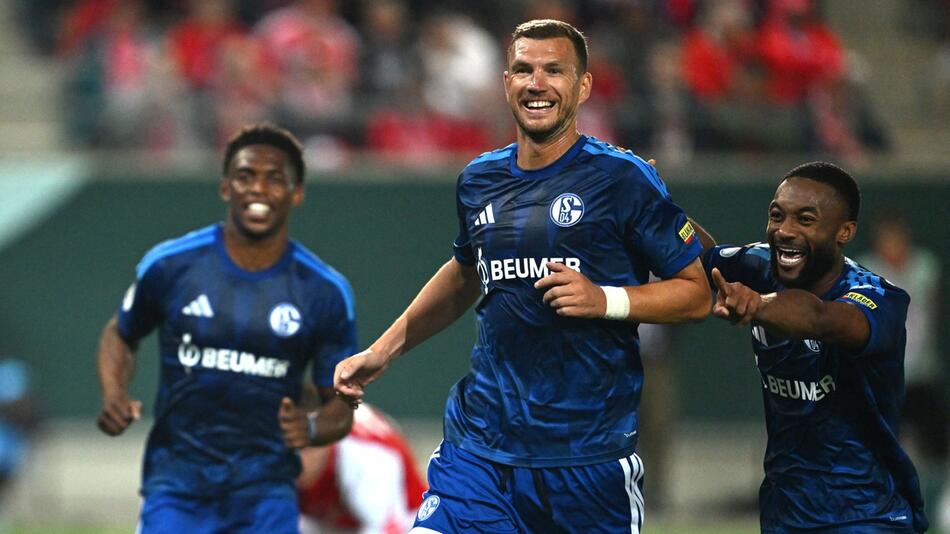 Schalke zittert sich gegen Viertligisten weiter