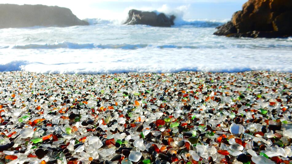 Warst du schon mal an einem Glas-Strand? So wunderschön kann Müll sein