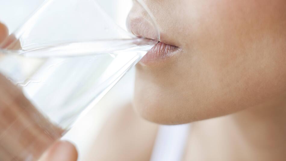 Warum sollten wir vor dem Frühstück Wasser trinken