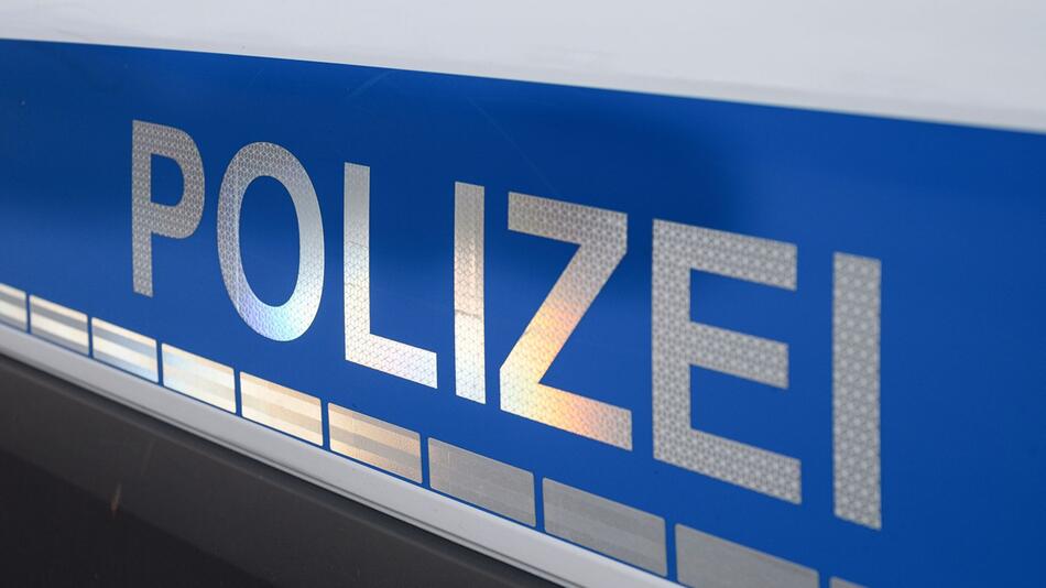 Der Polizei-Schriftzug auf einem Einsatzwagen.