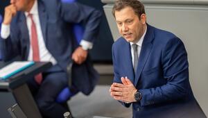 Klingbeil verspricht: Schlaglöcher weg, Bahn pünktlicher