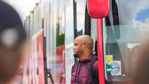 Bayern-Trainer Vincent Kompany steigt am 24. Juli 2024 aus dem Teambus (Archiv) 