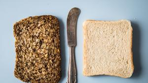 Eiweißbrot (l) und Weizentoast liegen auf einem Tisch