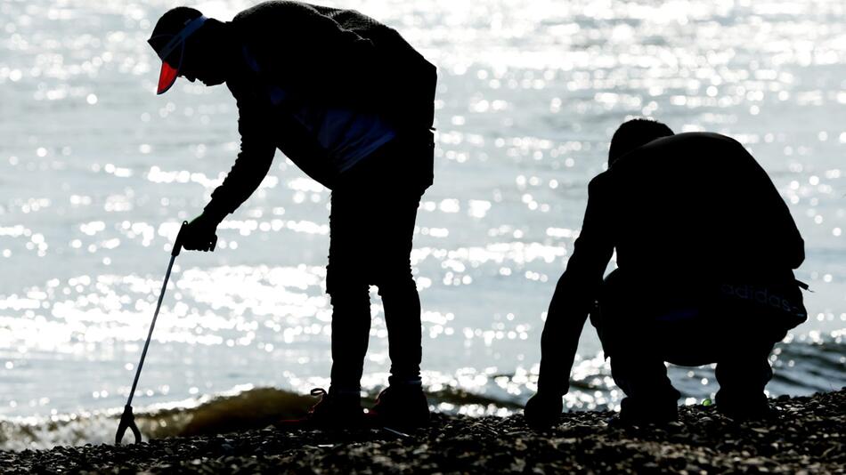 Freiwillige säubern Uferstreifen bei Aktion "RhineCleanUp"