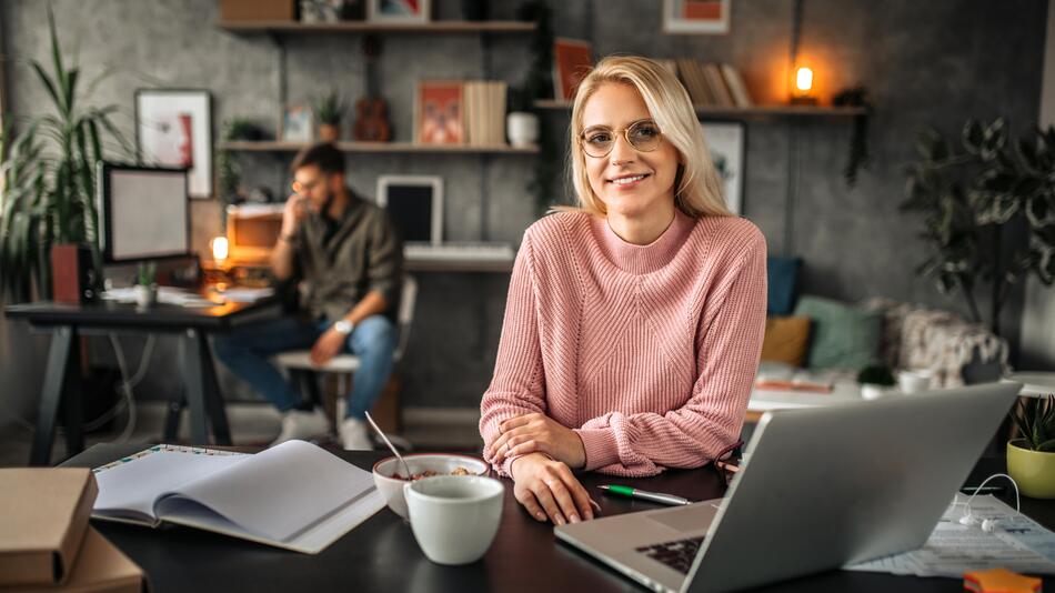 Frau am Schreibtisch